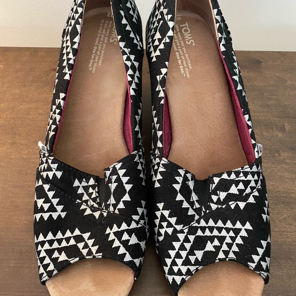 Excellent condition TOMS Cork Peep Toe Wedges sz 12 Black w/Silver Pattern - Picture 2 of 3
